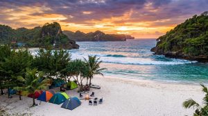 Pantai Srau: Pasir Putih Lembut dan Camping Ground Tepi Laut